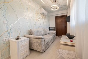 TV - Orestis Suite No 2 by RentalsPro - Nea Moudania (Nea Moudania)