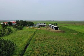 Quarto solteiro, sacada, vista para o jardim | Diversos