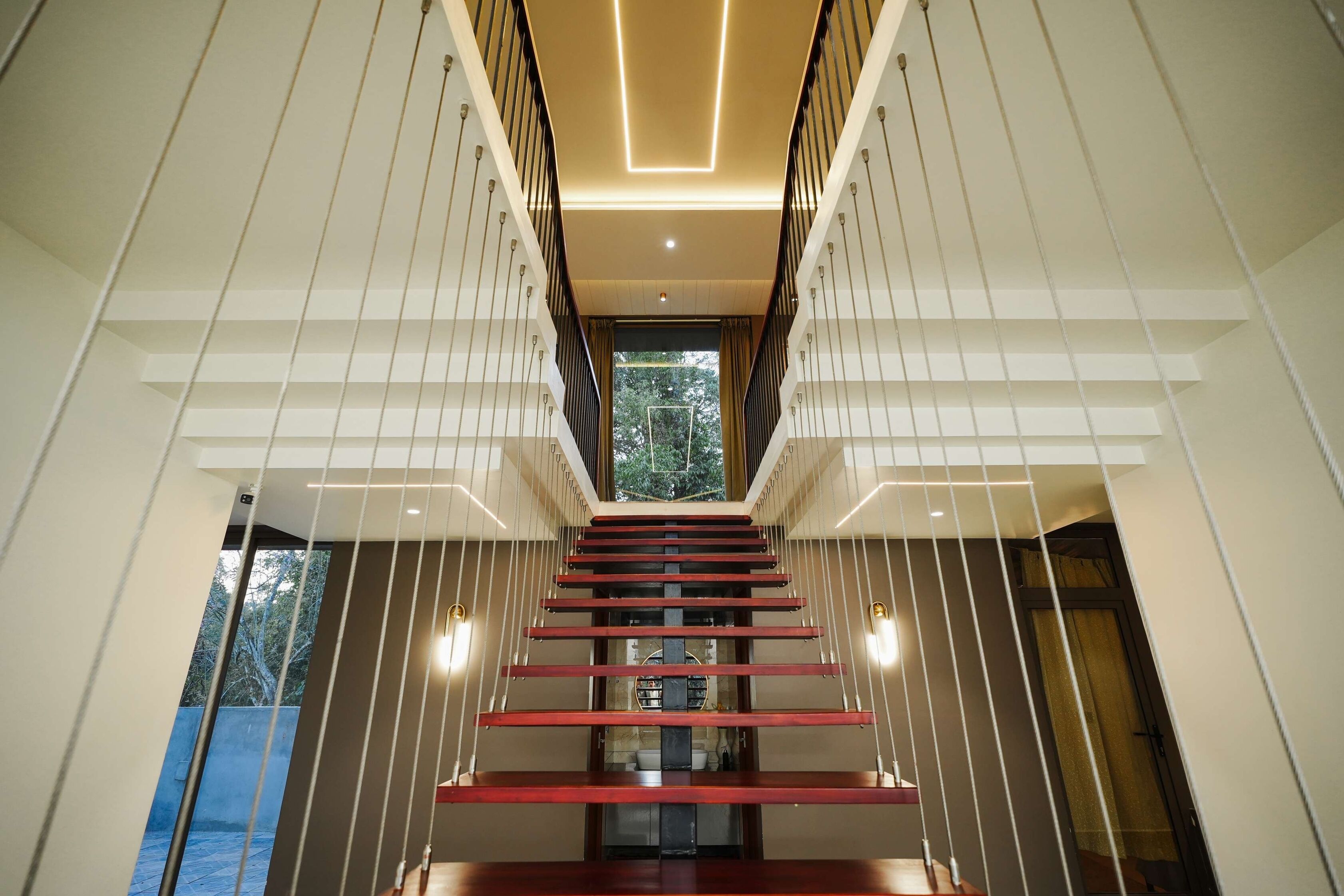 المنشأة من الداخل