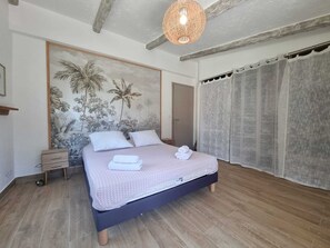 4 chambres, fer et planche à repasser, lit de bébé portatif