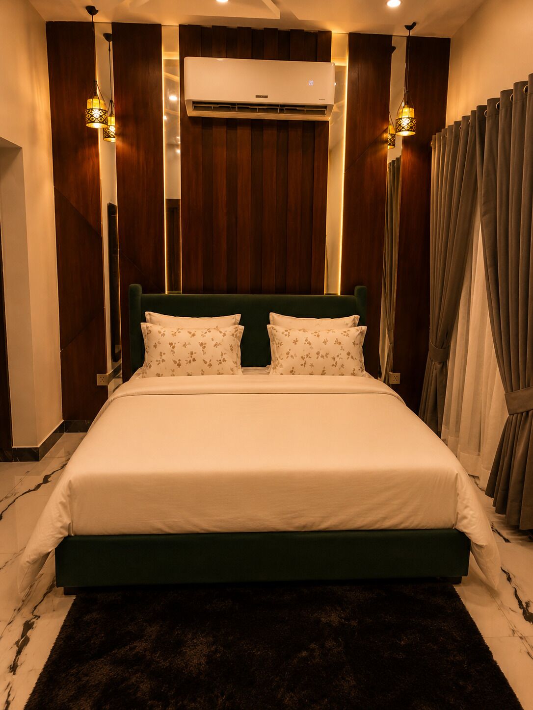 Een moderne slaapkamer met een groot bed, houten lambrisering en een plafondairconditioner.