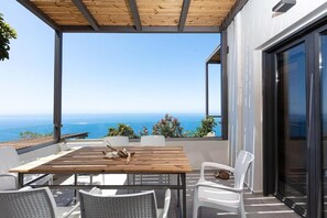 Outdoor dining - Anemos Luxury Villas (Agios Vasileios)