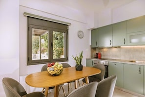 Fridge, microwave, oven, stovetop - Anemos Luxury Villas (Agios Vasileios)