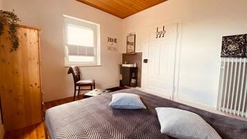 3 Schlafzimmer, Schreibtisch, Bügeleisen/Bügelbrett, WLAN