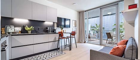 Studio, terrasse | Aire de séjour | Téléviseur connecté de 32 po avec télévision par câble