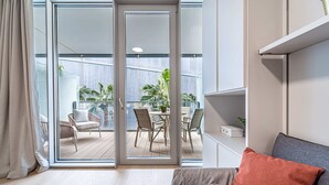 Studio, hiên | Khu phòng khách