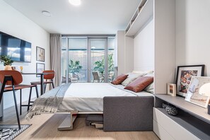 Studio, terras | Een kluis op de kamer, een strijkplank/strijkijzer, gratis wifi