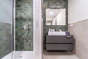 Studio, terras | Badkamer | Gratis toiletartikelen, een haardroger, een bidet, handdoeken
