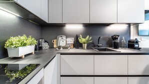 Studio, hiên | Bếp riêng