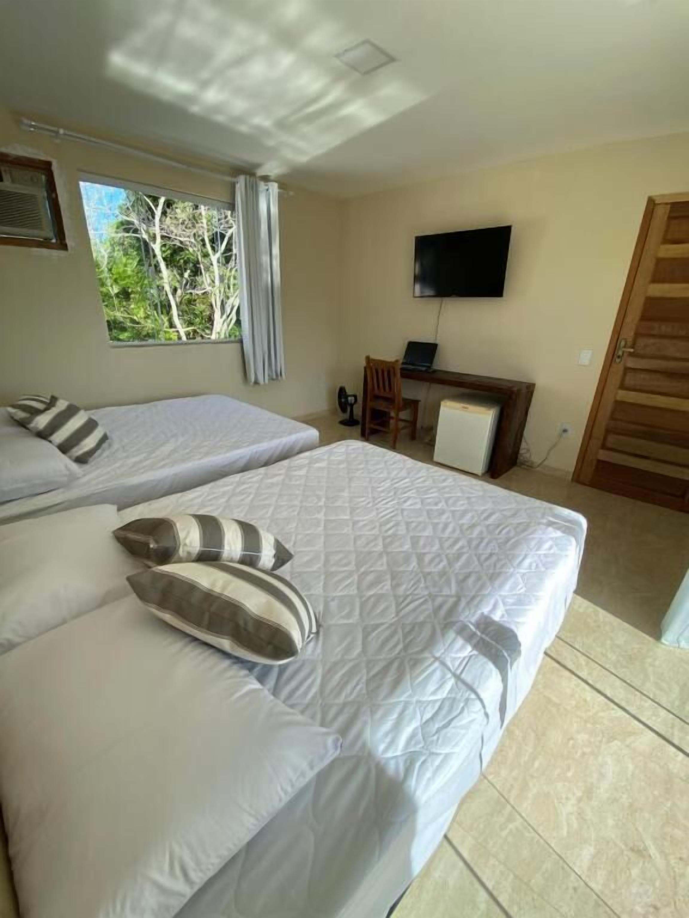 Quarto quádruplo standard, vista para a piscina | Wi-Fi de cortesia