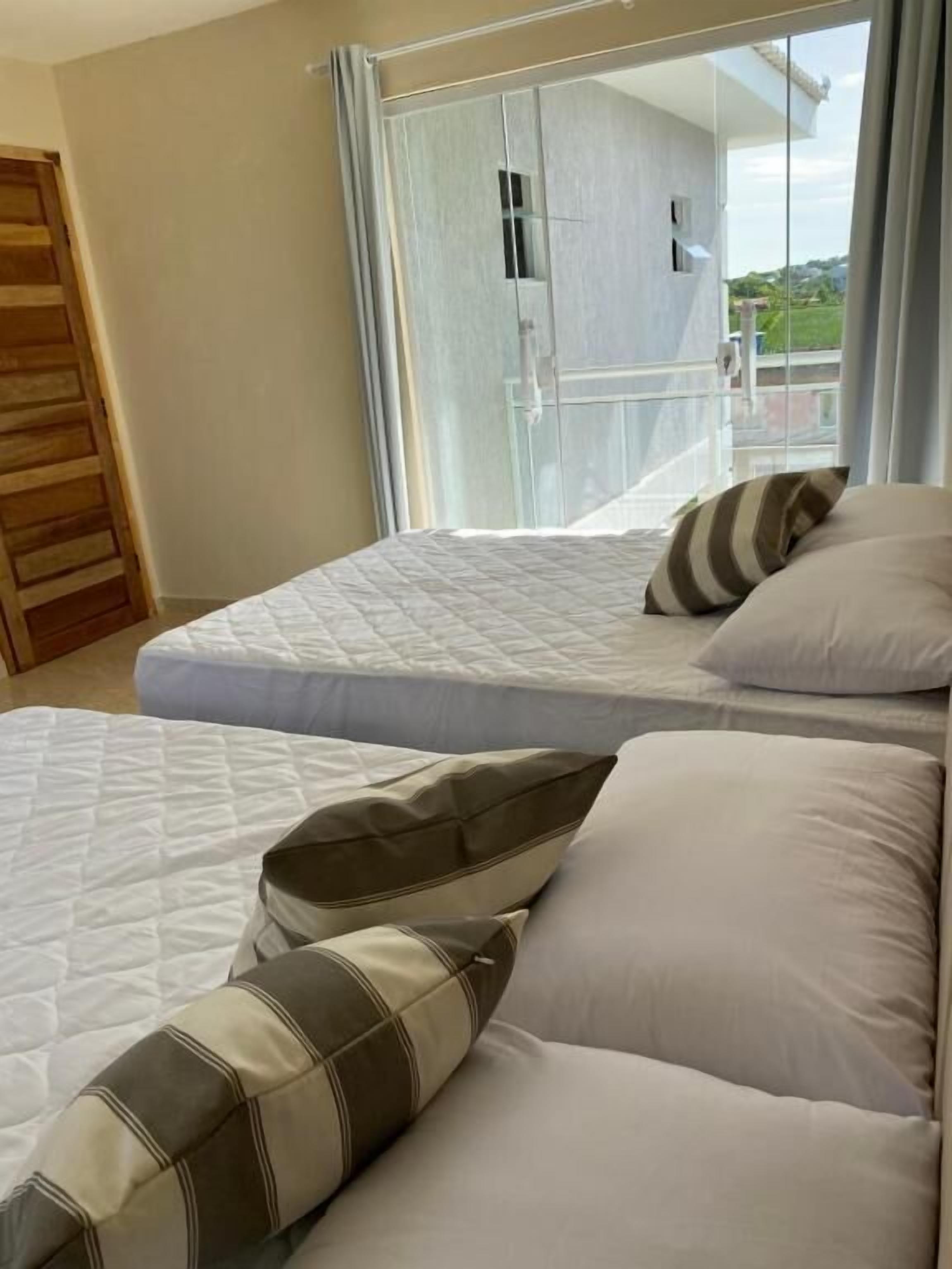 Neljän hengen standard-huone, näköala uima-altaalle