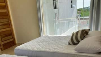 标准四人房, 泳池景观