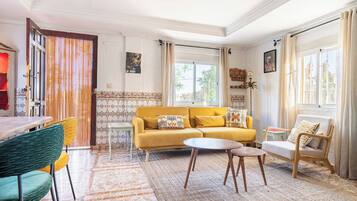 Bungalow, 2 phòng ngủ, hút thuốc, quang cảnh vườn | Khu phòng khách | Sách