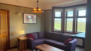 Smart-TV, Kamin, Bücher