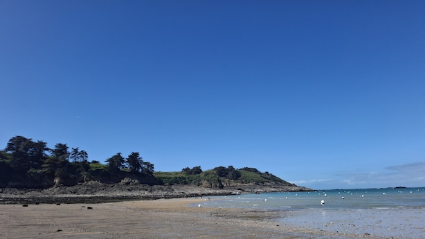A beach with clear skies, calm water, and rocky terrain. - Residence close to beaches with terrace and garden (Saint-Coulomb)