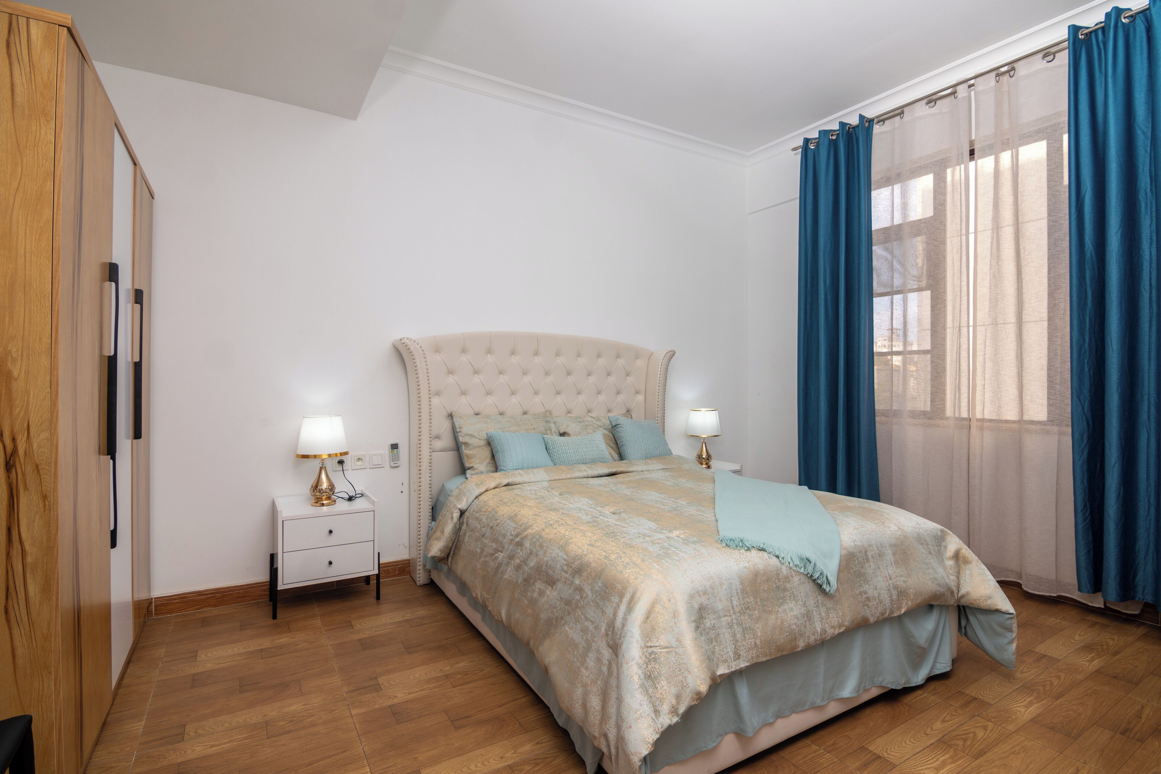 3 habitaciones, tabla de planchar con plancha, wifi y ropa de cama 