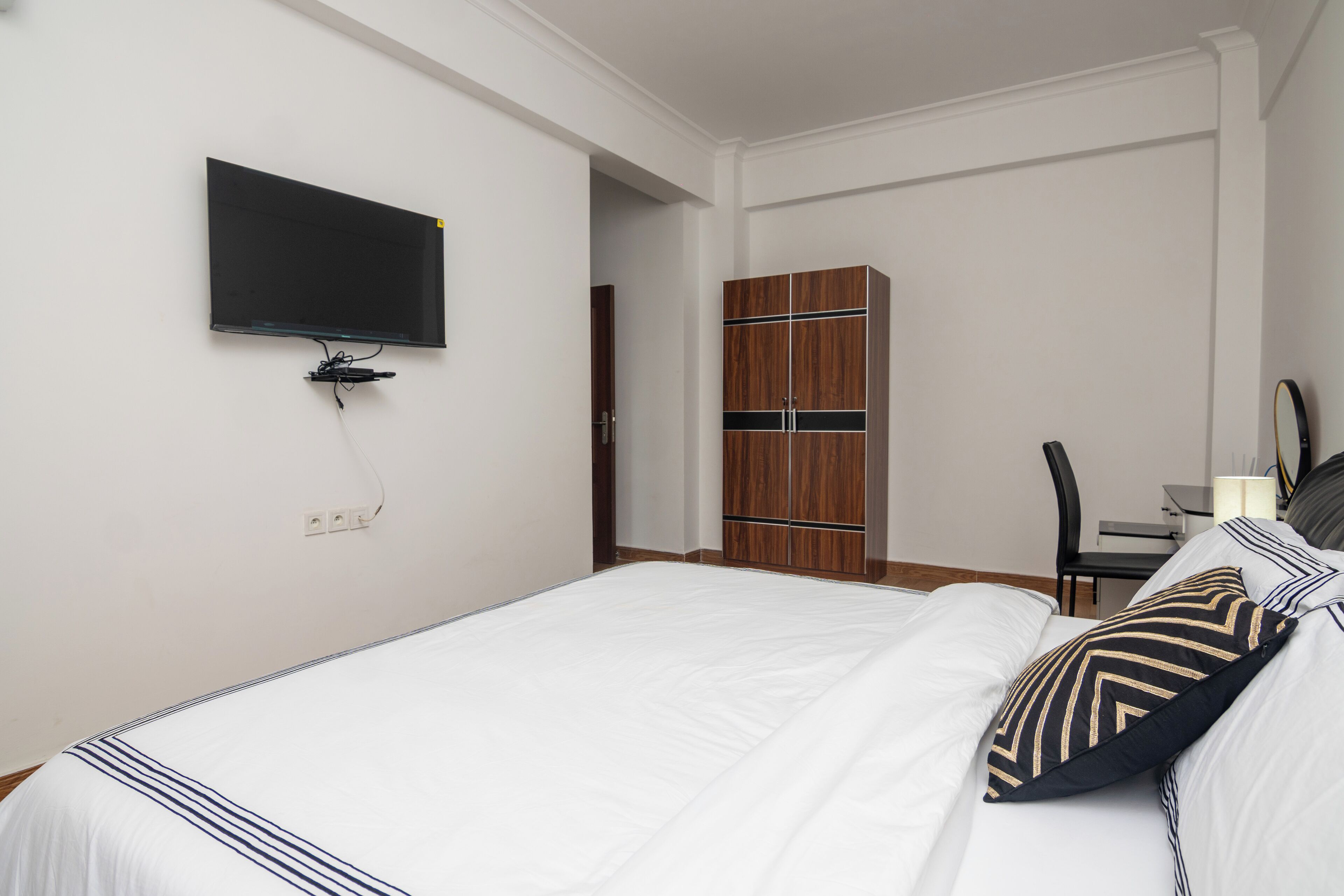 3 habitaciones, tabla de planchar con plancha, wifi y ropa de cama 