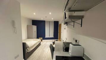 Desk, iron/ironing board, WiFi, bed sheets