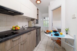 A modern kitchen with a built-in microwave, a sink, and a fruit bowl. - Apartment für 2 Personen mit Balkon in ruhiger Lage in Dramalj (Dramalj)