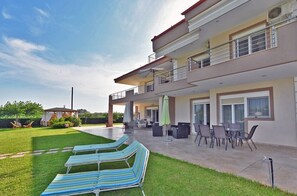 Outdoor dining - Villa Iris 1 by RentalsPro - Agios Mamas Halkidiki (Nea Moudania Halkidiki)