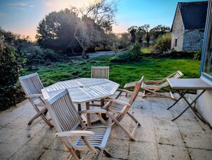 Outdoor dining - Grande maison familiale au calme dans la campagne quimperoise (Pluguffan)