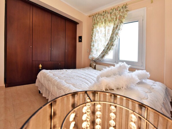 4 bedrooms, iron/ironing board, WiFi, bed sheets