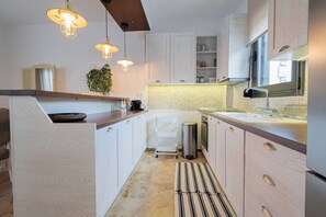 Kühlschrank, Ofen, Geschirrspüler, Wasserkocher mit Kaffee-/Teezubehör