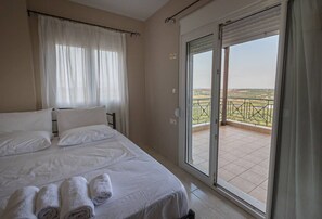 4 bedrooms, iron/ironing board, WiFi, bed sheets - Giota Hill House by RentalsPro-Nea Moudania (Nea Moudania)