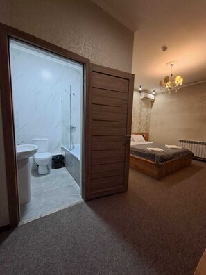 Classic Double Room | Bathroom | Hair dryer, slippers, towels, soap - Mardin (Almaty)