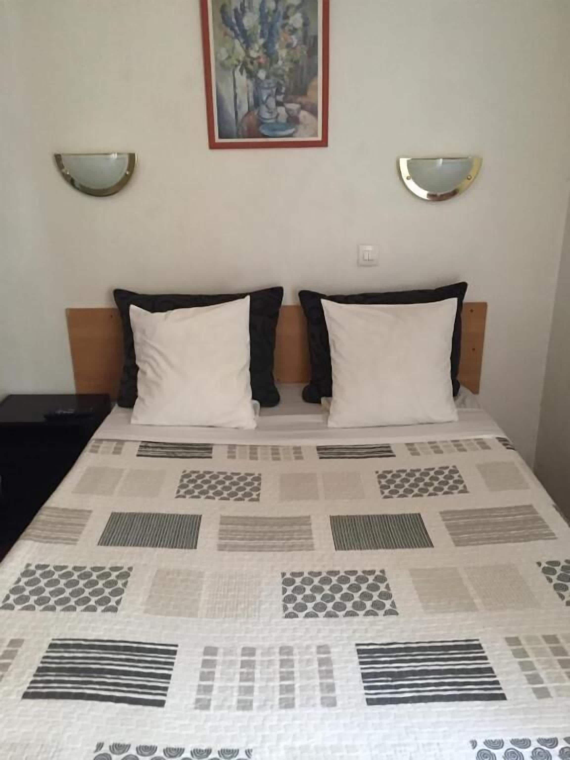 Habitación doble estándar | Cortinas blackout, insonorización y wifi gratis 