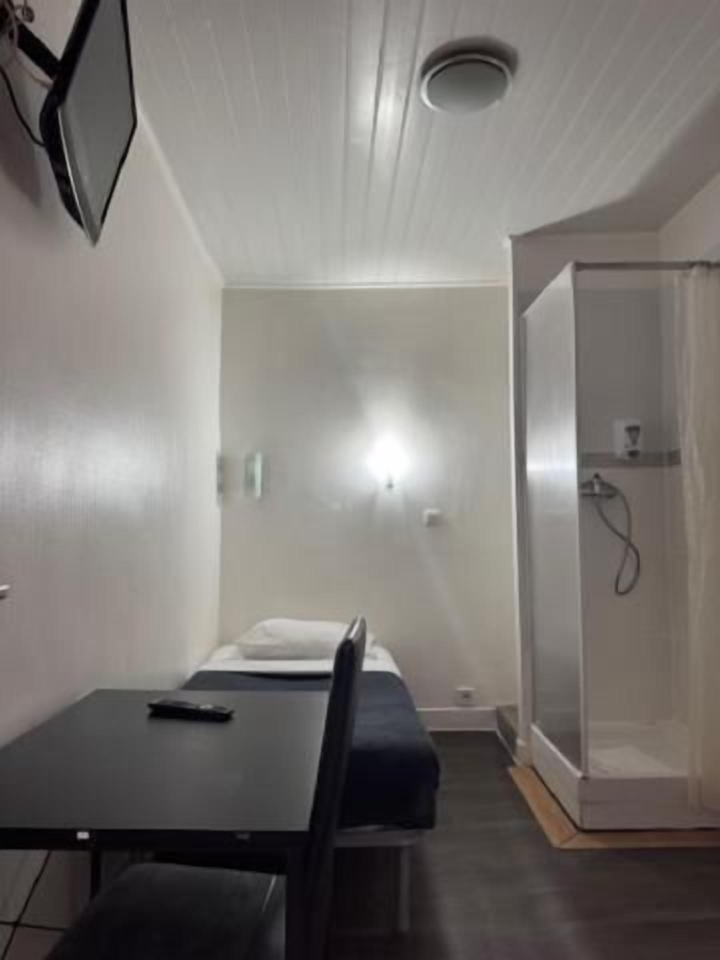 chambre simple, avec douche et toilette sur l'étage privative | Blackout drapes, soundproofing, WiFi (free)