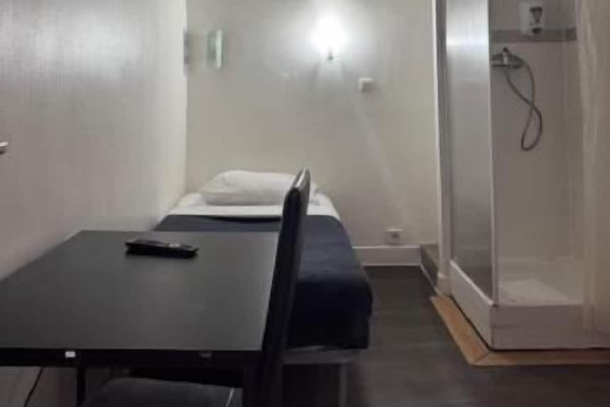 chambre simple, avec douche et toilette sur l'étage privative | Cortinas blackout, insonorización y wifi gratis