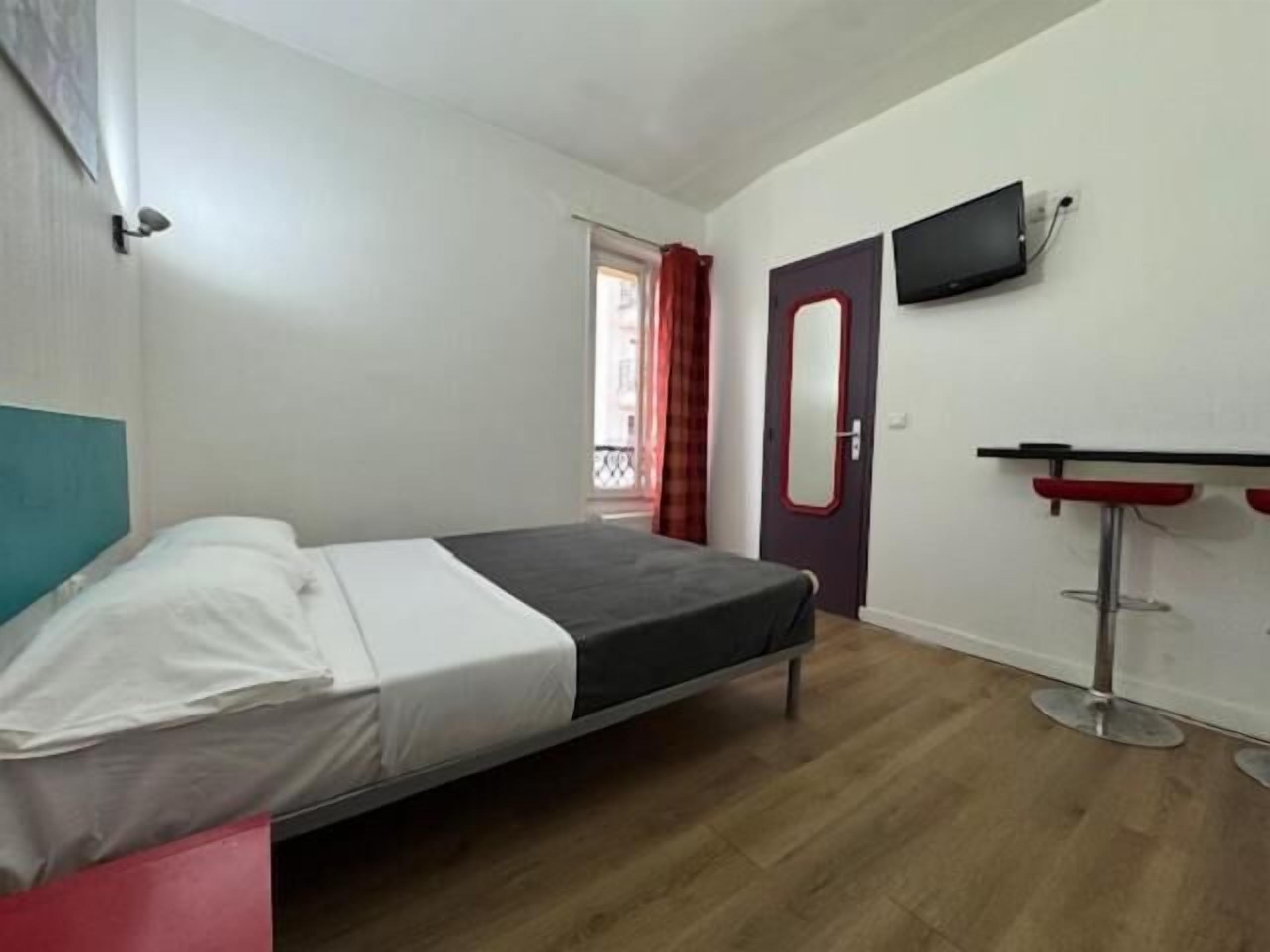 Kamar Double Standar | Tirai kedap cahaya, kedap suara, dan Wi-Fi gratis