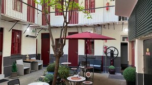 chambre simple, avec douche et toilette sur l'étage privative | Restaurang utomhus