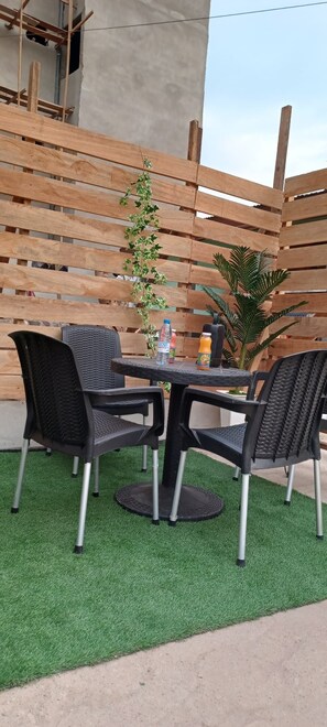 Outdoor dining - Studio confortable climatisé avec Wi-Fi et parking – Odza Happy (Yaoundé)