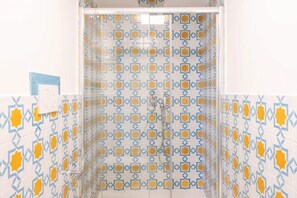 Shower, bidet, shampoo - Adoro Positano - Sea View Apartment (Positano)
