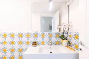 Een douche, een bidet, shampoo