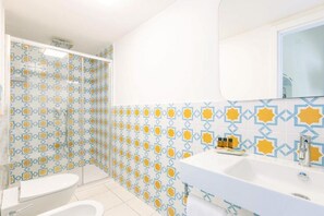 Een douche, een bidet, shampoo