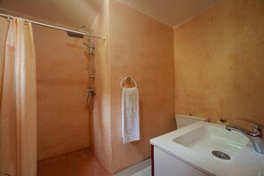 Habitación familiar, vistas a la montaña | Baño