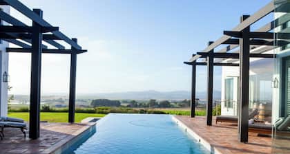 Luxury 7-Bedroom Manor on Stellenbosch Wine Estate, Mountain & Vineyard Views