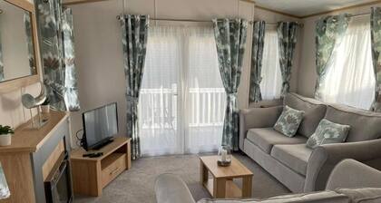 Yorkshire Lodge with Hot tub