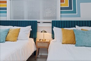 Een strijkplank/strijkijzer, wifi, beddengoed