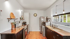 Kaffetrakter/tekoker, kjøleskap, mikrobølgeovn og ovn