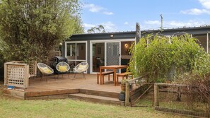 Outdoor dining - The Bach at Ventnor home (Ventnor)