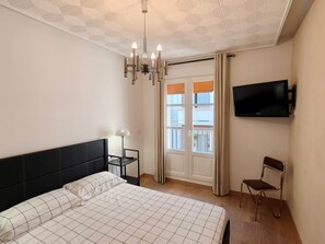 3 habitaciones, tabla de planchar con plancha y cuna de viaje 