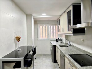 Fridge, microwave, oven, stovetop - La Muralla de los Sitios by Alogest (Zaragoza)