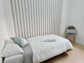 3 slaapkamers, een bureau, een strijkplank/strijkijzer, reisbedje