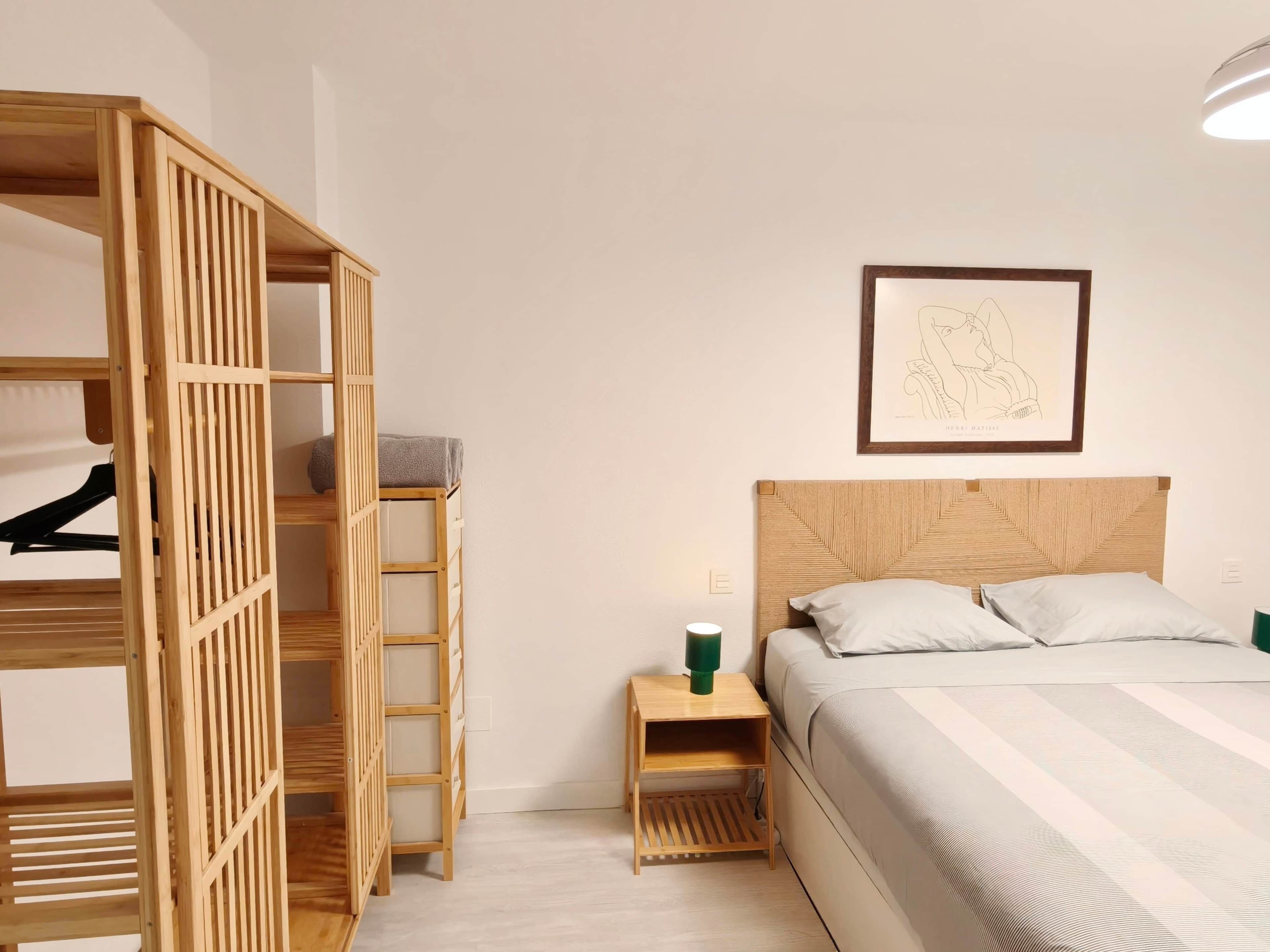 2 slaapkamers, een strijkplank/strijkijzer, reisbedje, gratis wifi