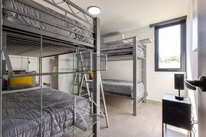 Room - 3 BR + 2 BR Fast WIFI Full Kitchen Backup Light (Mayagüez)