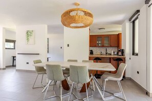 Dining - 3 BR + 2 BR Fast WIFI Full Kitchen Backup Light (Mayagüez)